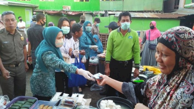 Ketua PKK Sinjai, Hajah Andi Nurhilda Daramata membagikan masker kepada pedagang Pasar Lappa, Rabu (15/4/2020).