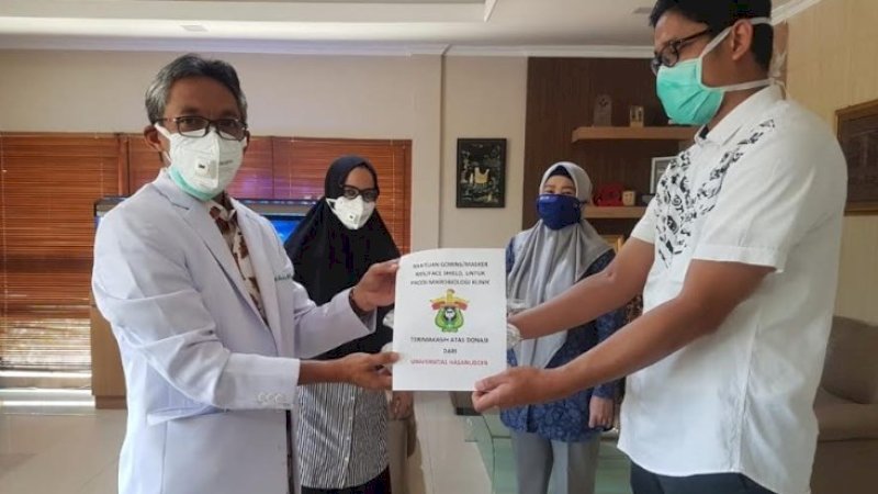 Dekan Fakultas Kedokteran (FK) Unhas, Prof dr Budu menyerahkan bantuan secara simbolis kepada mahasiswa PPDS yang berada di garda terdepan penanganan Covid-19.
