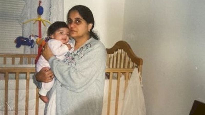 Foto kenangan ketika Madhvi Aya menggendong Minnoli saat masih bayi. (FOTO: YAHOO)