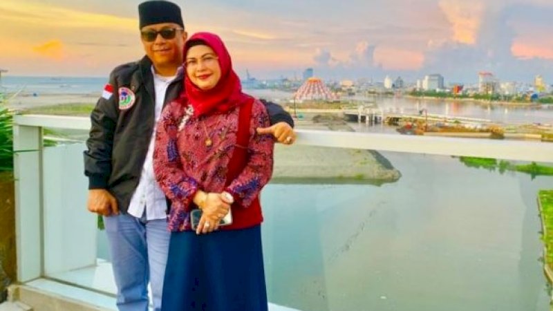 Siti Nur Azizah Ma'ruf bersama suami, Rapsel Ali dalam sebuah kesempatan di Makassar.