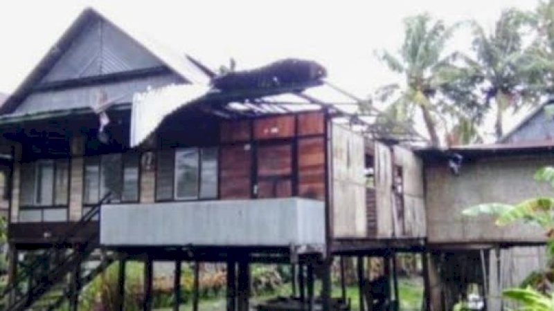 Salah satu rumah yang rusak diterjang angin kencang di Wajo.
