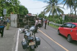 Mobil Pengangkut Terigu Terguling di Jalan Poros Jeneponto-Bantaeng