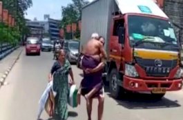 Kendaraannya Ditahan Polisi, Pria Ini Gendong Ayah yang Baru Saja Keluar dari Rumah Sakit