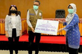 Gubernur Sulsel Serahkan Bantuan Rp2 Miliar dari Bank Sulselbar kepada Satgas Covid-19 Unhas