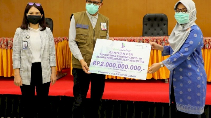 Gubernur Sulsel Nurdin Abdullah menyerahkan bantuan Bank Sulselbar kepada Rektor Unhas, Prof Dwia A Tina, Kamis (16/4/2020).