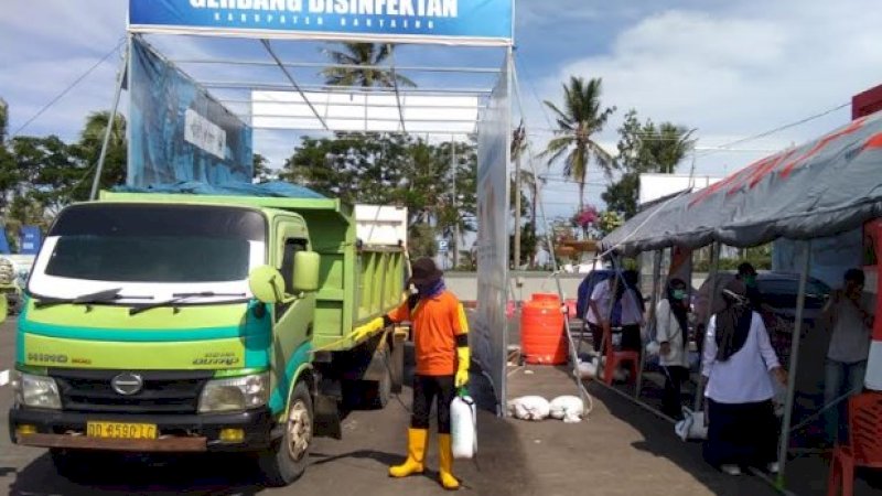 Pasang Gerbang Disinfektan di Perbatasan, Bantaeng Catat 19.819 yang Melintas dalam 2 Pekan