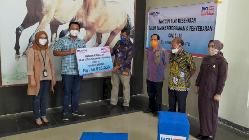 Kepala Cabang BRI Jeneponto, Joko Pranowo menyerahkan bantuan kepada Kepala Bappeda, Massiri disaksikan Bupati, Iksan Iskandar dan Ketua DPRD, Salmawati.&nbsp;