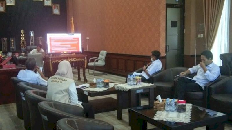 Bupati Sinjai, Andi Seto Asapa memimpin rapat koordinasi percepatan penanganan Covid-19. 