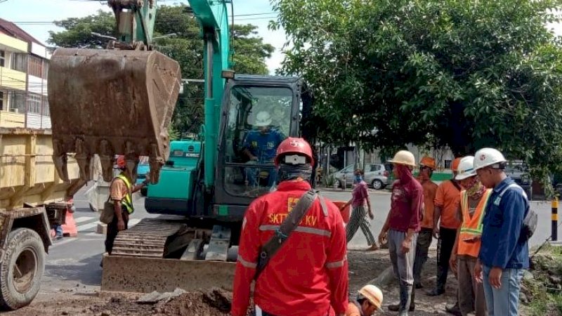 Pembenahan pipa bocor milik PDAM Makassar.
