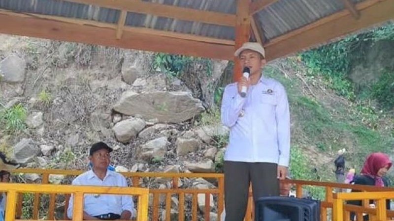 Kepala Dinas Pemberdayaan Masyarakat dan Desa (PMD) Kabupaten Sinjai, Drs Yuhadi Samad (berdiri).