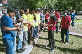 Sambil Berjemur, Dinas PU Jeneponto Bagikan Masker kepada Petugas Pintu Air