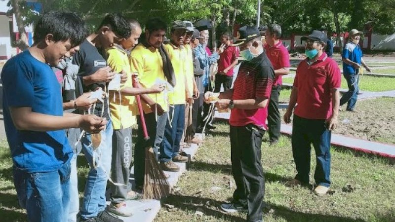Dinas Pekerjaan Umum (DPU) Jeneponto membagikan masker kepada petugas penjaga pintu air.