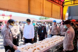 Brimob Polda Sulsel Siapkan Dapur Lapangan Selama PSBB, Bagikan Makanan kepada Warga Terdampak