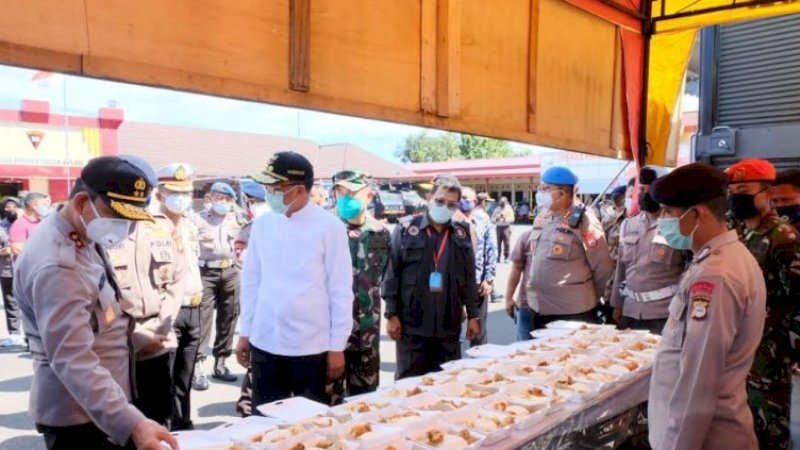 Gubernur Sulsel, Nurdin Abdullah meninjau dapur lapangan yang disiapkan Brimob Polda Sulsel, Jumat (17/4/2020).