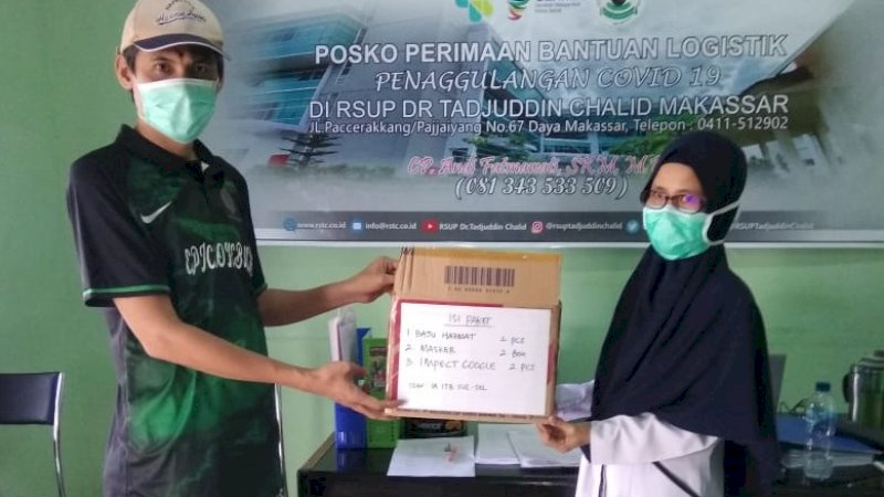 Karyawan Sekolah Islam Athirah menyiapkan APD.