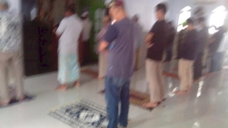 Suasana salat berjemaah asar di Masjid Nurul Hidayah Soppeng, Jumat (17/4/2020).
