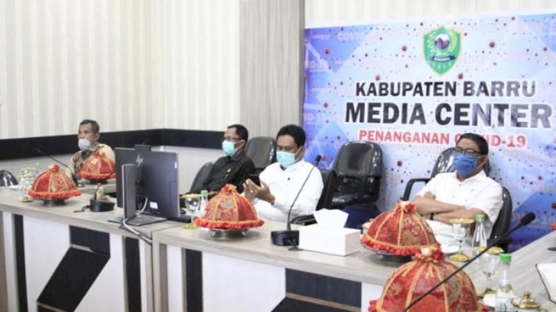 Bupati Barru Suardi Saleh mengikuti video conference dengan Mendagri, Jumat (17/4/2020).