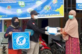 Lawan Covid-19, Relawan Pangkep Beri Bantuan APD dan Paket Sembako ke Tenaga Medis