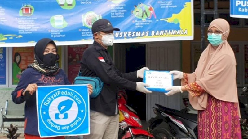 Komunitas Peduli dan Berbagi Pangkep kembali menyalurkan bantuan kepada lima puskesmas di wilayah Kabupaten Pangkep, Jumat (17/4/2020).