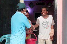 Danny Pomanto Bagi Sembako, Warga: Terima Kasih Kepeduliannya Pak!