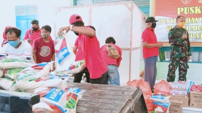 Partai Demokrasi Indonesia Perjuangan (PDIP) Jeneponto menyerahkan bantuan sembako kepada Tim Gugus Tugas Penanganan Covid-19.