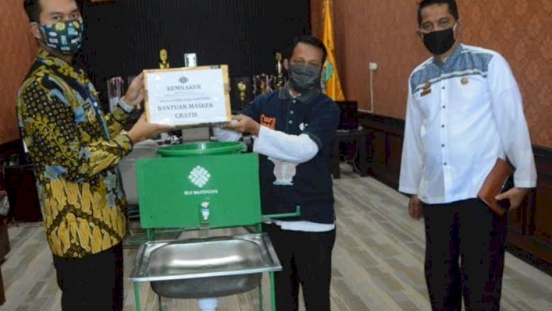 Pemerintah Kabupaten Sinjai menerima bantuan dari Balai Latihan Kerja (BLK) Kabupaten Bantaeng. Bantuan itu berupa Alat Pelindung Diri (APD).