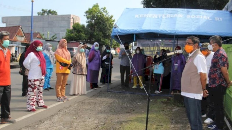 Wabup Barru, Nasruddin AM memimpin apel petugas perbatasan Barru-Parepare, Sabtu (18/4/2020).