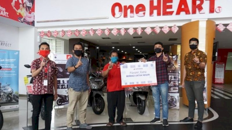 Astra Motor Makassar peduli tetangganya. Tiga ratus warga di sekitar kantor mereka menerima bantuan paket sembako, Jumat (17/4/2020).