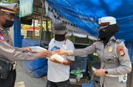 Menginspirasi, 65 Polantas di Pinrang Berbagi Satu Nasi Bungkus Setiap Hari