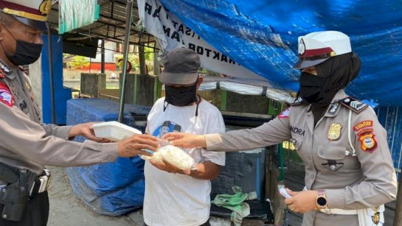 Aksi simpatik polisi lalu lintas di Pinrang.