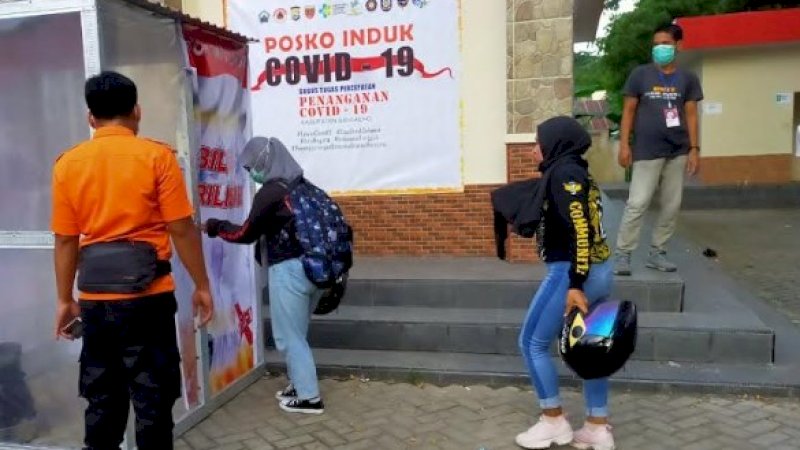 Anggota komunitas motor diarahkan masuk bilik sterilisasi di Bantaeng.