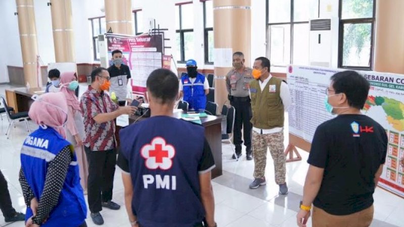 Wakil Gubernur Sulsel, Andi Sudirman Sulaiman mengunjungi posko induk Gugus Tugas Percepatan Penanganan Covid-19 di Kabupaten Gowa, Sabtu (18/4/2020).