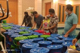 Meninggalkan Kenangan, Bantuan Sembako dari Danny Pomanto Dikemas dalam Ember