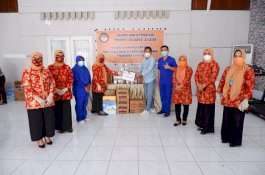 Dharma Wanita Bagikan Bantuan Bahan Pokok dan Suplemen untuk Dokter dan Tenaga Medis