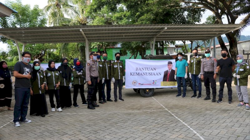 BANTUAN. Tamsil Linrung memberikan bantuan kepada warga akibat corona di Sulsel (foto/istimewa)