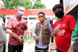 Dua Komunitas Tionghoa Serahkan Bantuan kepada Pemda Bantaeng