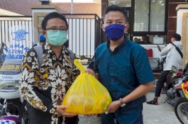 Diinisiasi Andi sudirman, MES Sulsel Bagi Sembako untuk Mahasiswa yang Tak Mudik