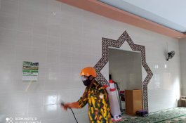 Kosgoro Sulsel Semprot Disinfektan di Masjid dan Rumah Warga