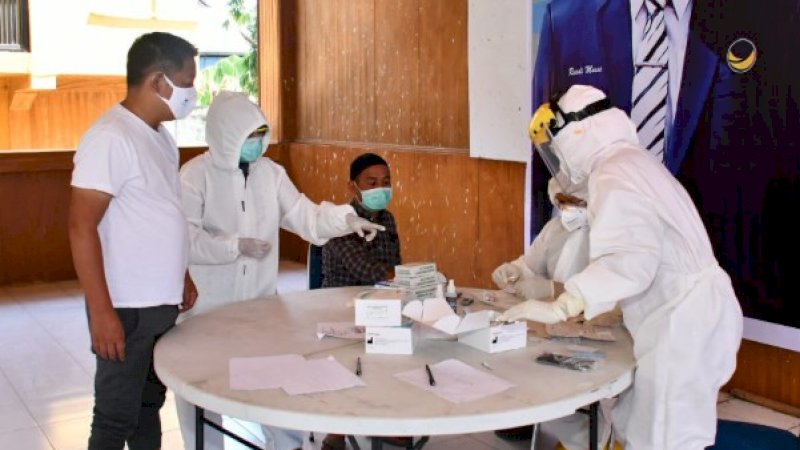 Anggota DPR RI, Rusdi Masse (kiri) memantau rapid test di kediamannya di Sidrap, Senin (20/4/2020).