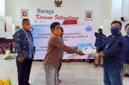 SPJR Sulsel Serahkan 700 APD kepada Tim Gugus Tugas Covid-19 Sulsel