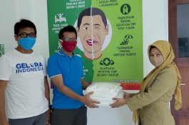 Bergerak Lawan Corona, Partai Gelora Makassar Serahkan APD ke Puskesmas