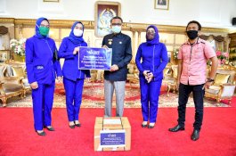 Ikut Lawan Covid-19, Inez Cosmetics Serahkan 1.000 Botol Hand Sanitizer ke Pemprov Sulsel