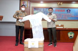 Mentan Serahkan Bantuan untuk Tenaga Medis Covid-19 di Gowa