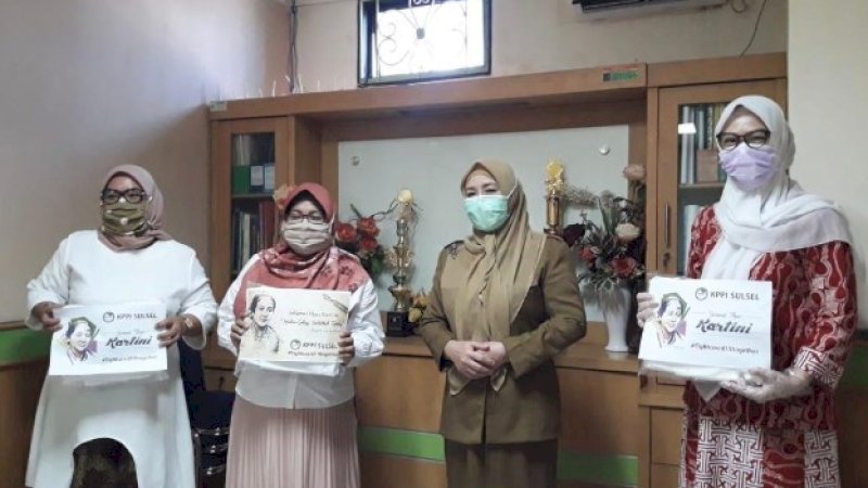 Ketua KPPI Sulsel Andi Rachmatika Dewi (kanan) menyerahkan bantuan berupa alat pelindung diri (APD) dan hand sanitizer.