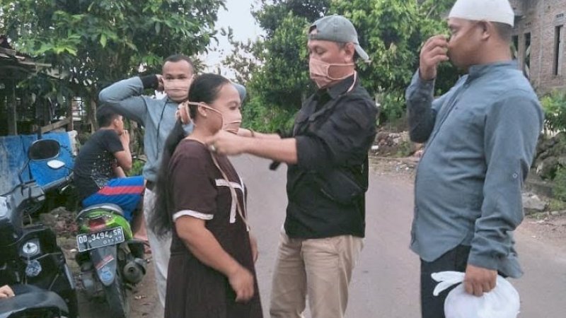 Jurnalis Jeneponto membagikan masker kepada warga.