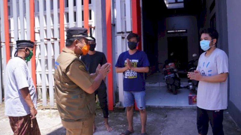 Wakil Gubernur Sulawesi Selatan, Andi Sudirman Sulaiman mendatangi asrama mahasiswa di Makassar.