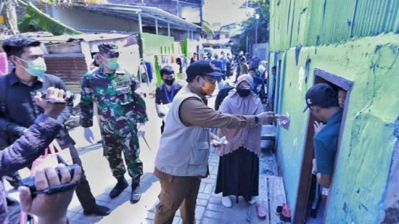 Penjabat Wali Kota Makassar, Iqbal Suhaeb membagikan sembako kepada warga, Selasa (21/4/2020).