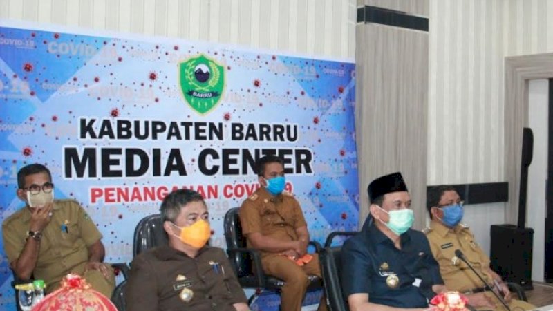 Bupati Barru, Suardi Saleh (berkopiah).