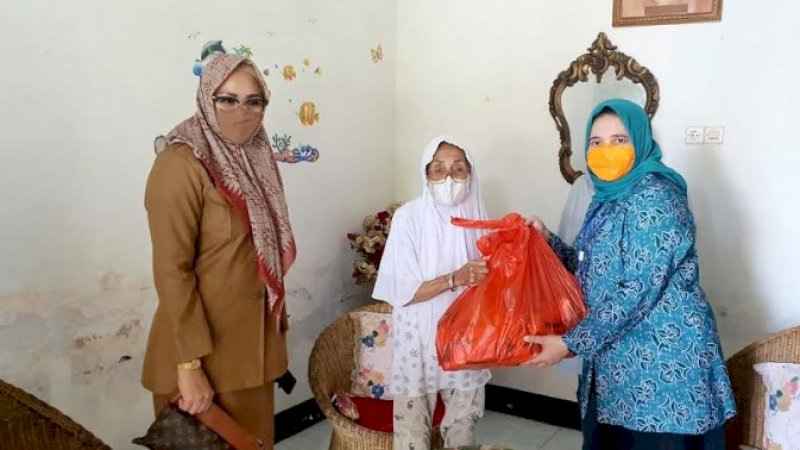Ketua Tim Penggerak PKK, Murni Djamaluddin Iqbal didampingi Sekretaris PKK Kota Makassar, Sri Wahyuly mengunjungi salah seorang veteran di Jalan Rajawali, Makassar.