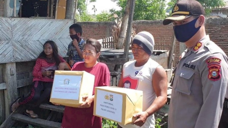Kapolres Jeneponto, AKBP Ferdiansyah bersama warga penerima bantuan.
